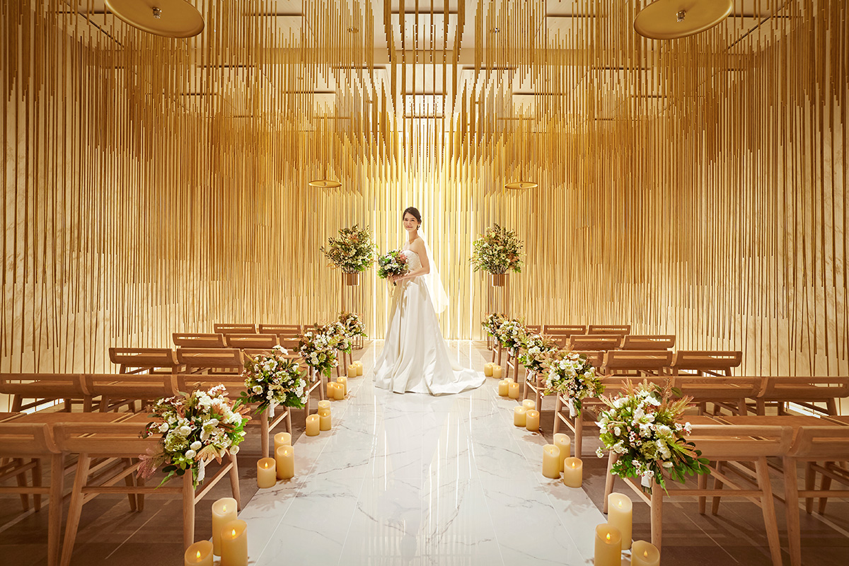 チャペルに映えるウェディングドレス