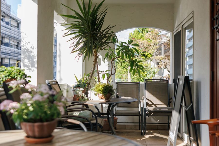 テラスでのセレモニーも可能。ペットと一緒に過ごせる温かな空間