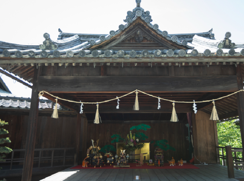 ■倉敷駅から徒歩15分/長い階段を上がった境内からは、倉敷美観地区内が一望でき、美観地区内で追加のロケーションフォトも可能！