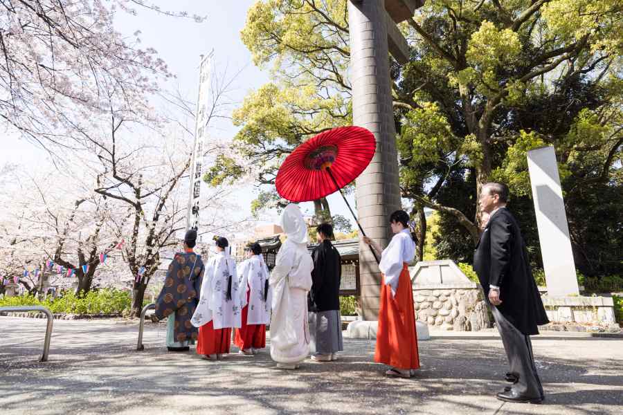 【名古屋中心部とは思えない“静寂の杜”で叶う厳かな神前式】名古屋城三の丸に位置しながら、境内は都会の喧騒を忘れるほど静かで清らかな雰囲気。 参進の儀（花嫁行列）も本格的に行える広い参道を備え、伝統的で格式高い神前式が叶います。