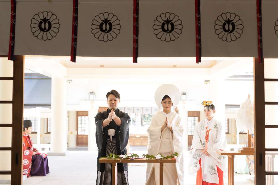 【屋外・屋内を選べる快適な挙式スタイル】屋外の舞殿（雨天でも安心の屋根付き）と冷暖房完備の屋内拝殿から挙式場所を選べ、季節やゲスト人数に合わせて柔軟に対応できるため、真夏や真冬でも快適で大人数にも対応できる点が大きな魅力です。