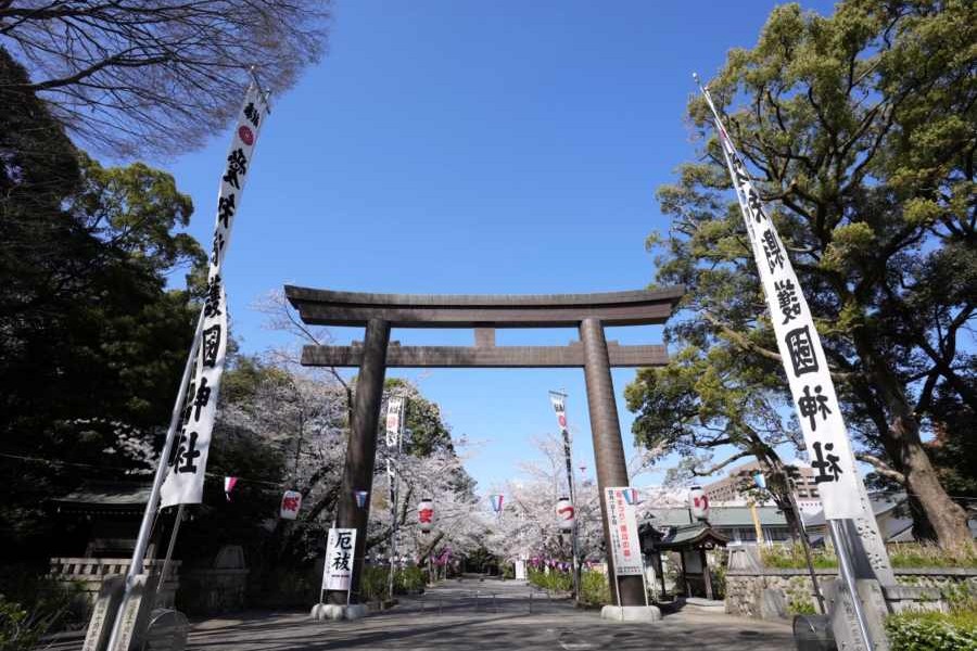 【アクセス良好＆駐車場完備でゲストに優しい】最寄りの地下鉄駅（市役所・丸の内）から徒歩圏内で、名古屋駅から車でも10分程度とアクセス抜群。 境内には駐車場もあり、遠方ゲストやご年配の方も安心して参列できます。