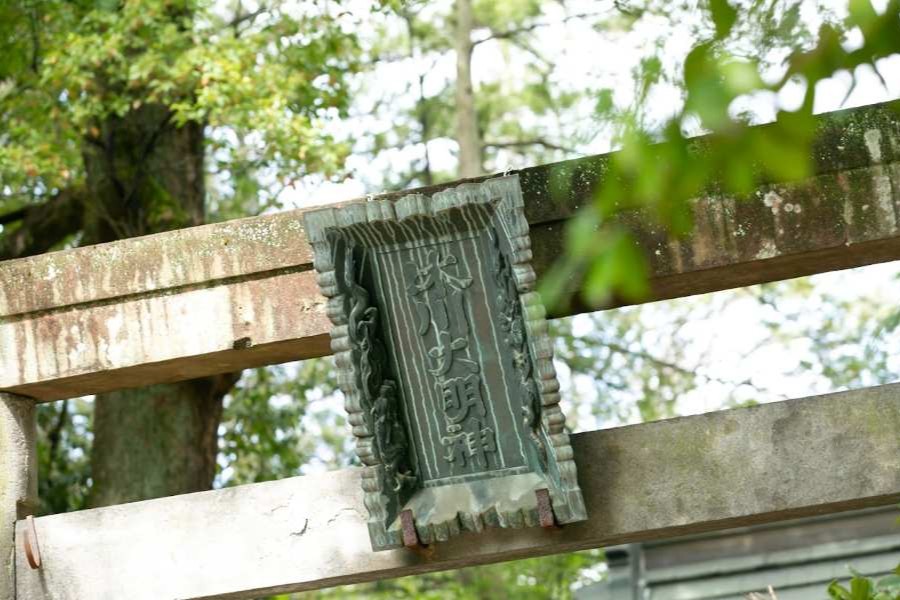 【由緒ある文化財社殿で叶う厳かな神前式】徳川吉宗公が造営した歴史ある社殿は都の重要文化財にも指定され、雅楽の生演奏が響く中で格式高い挙式が実現。都心とは思えない静けさと重厚感に包まれ、心に深く残る厳かな式が挙げられます。