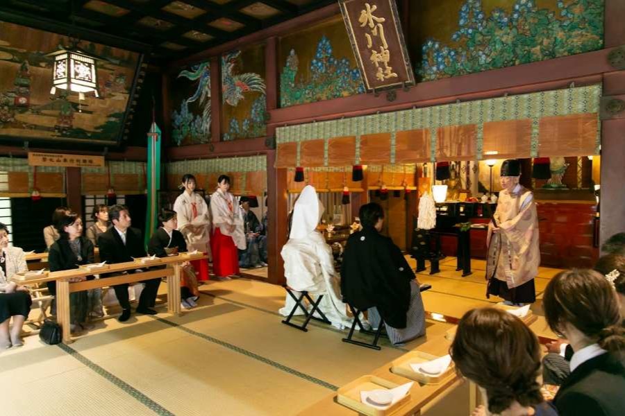 【独自の「御櫛預けの儀」で特別な誓いを交わせる】新婦の分身とされる櫛を新郎に預ける、神話に基づいた赤坂氷川神社ならではの儀式が体験できます。ふたりが一体となり新たな生活を歩む決意を象徴し、他では味わえない深い絆を感じられる特別な神事。