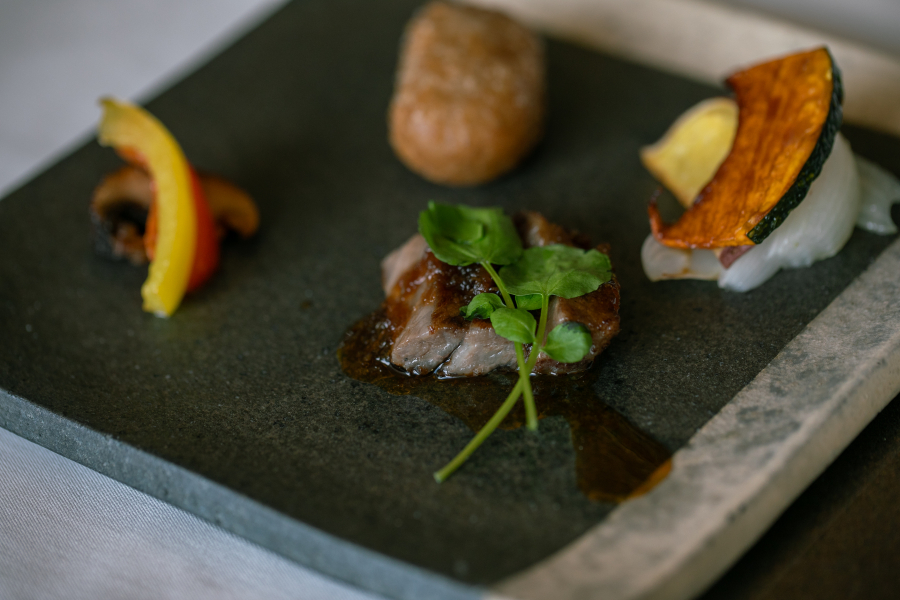 ■フランス料理、日本料理、中華料理など料理人のこだわりがつまった多彩なお料理は幅広いゲストの皆様に喜ばれること間違いなし！