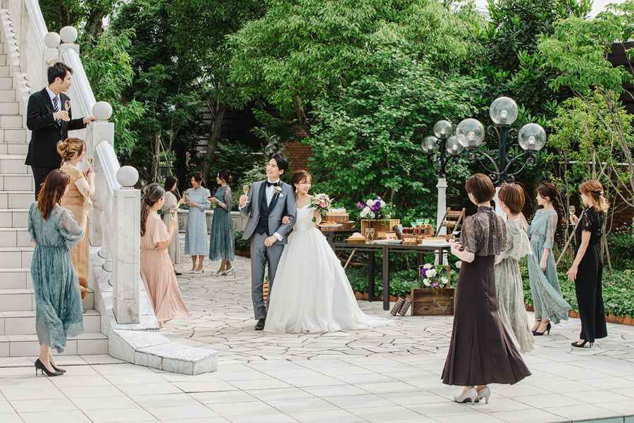 【緑と光に包まれるナチュラルな空間】自然光が差し込む明るい会場と緑を感じるガーデンが魅力。 開放感のある空間で、写真映えするウェディングシーンを叶えることができます。