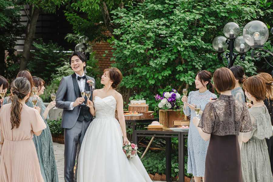 【少人数でも心に残る温かな結婚式】ご家族中心の少人数ウェディングにもぴったり。 貸切空間だからこそ、大切な人たちとゆっくり過ごすアットホームな結婚式が叶います。