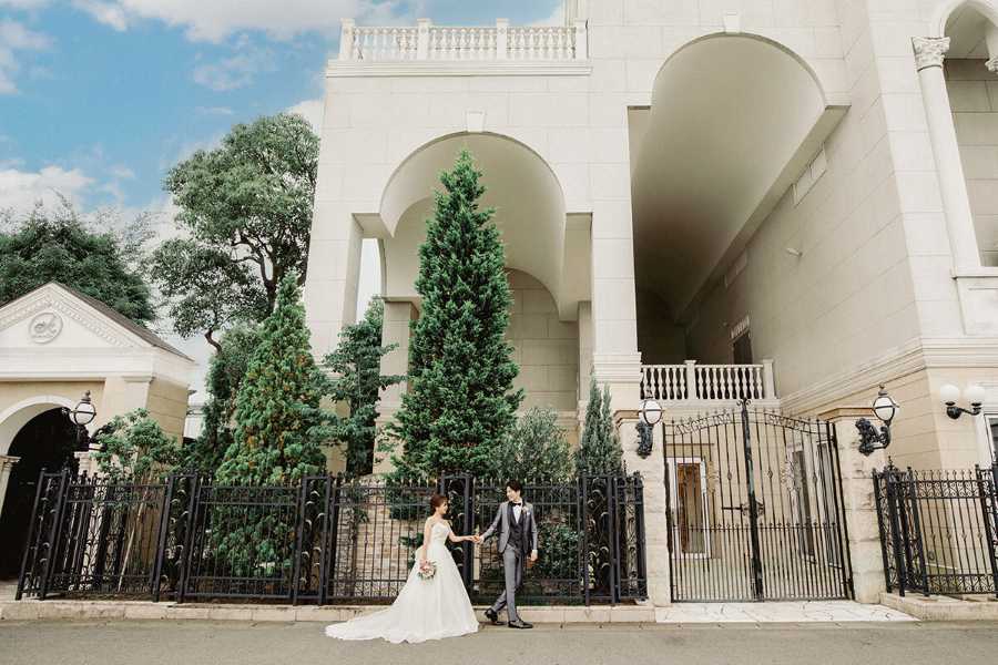 【貸切邸宅で叶うプライベートウェディング】まるで邸宅に招かれたような特別感のある空間。 貸切スタイルで利用できるため、周りを気にせず大切なご家族やご友人とゆったりとした時間をお過ごしいただけます。