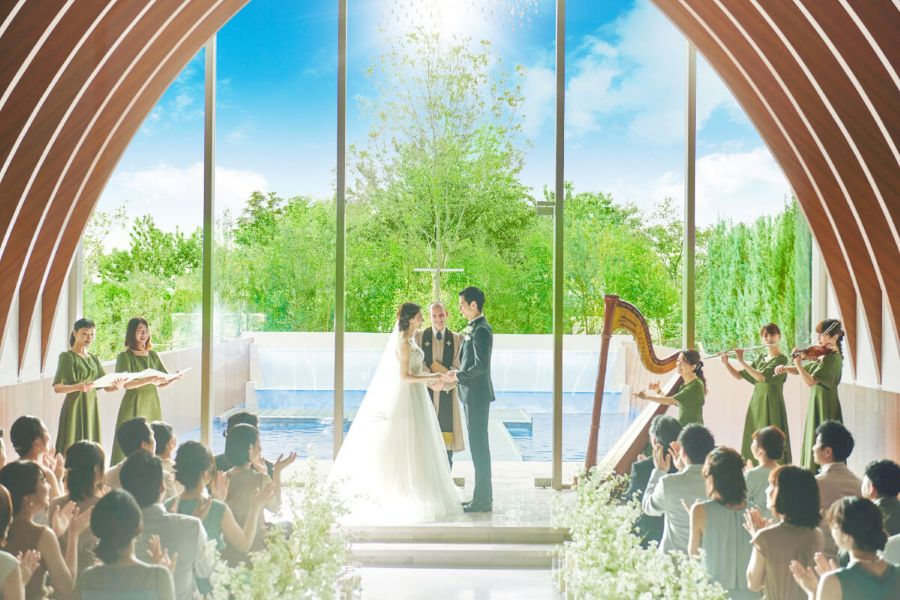 広島でも珍しい“水上に浮かぶバージンロード《水鏡》”