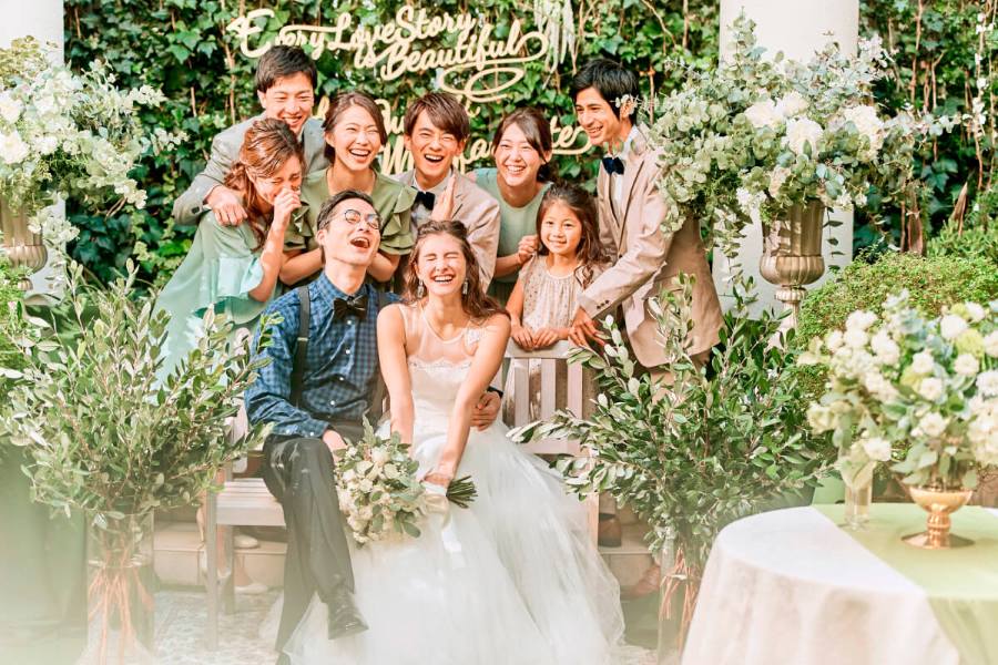 準備が安心に変わるウェディングノートをプレゼント 18,000組の結婚式の声と、600名のプランナーの意見から、不安なく準備を進めていただける「あったらいいな」を全て盛り込んでいます。