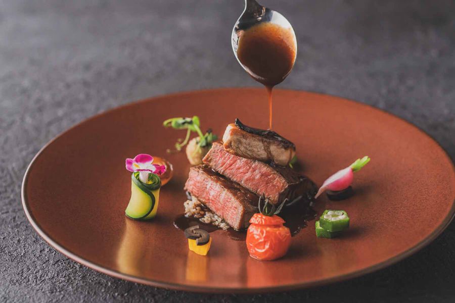料理は上州牛をはじめとする地元食材を使用した本格フレンチ。
披露宴会場に隣接したキッチンから、ベストなタイミングで提供され、ライブキッチン演出も人気。
「料理が美味しかった」というゲスト評価が高く、おもてなし重視のカップルにも安心です。