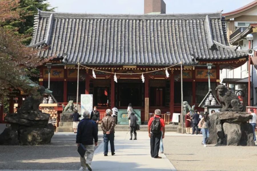 浅草神社は、浅草の町の発祥に関わる三人を祀る歴史ある神社で、江戸時代から地域の守り神として大切にされてきました。隣接する浅草寺とともに、浅草を代表する文化・歴史スポットとして多くの参拝者が訪れます。