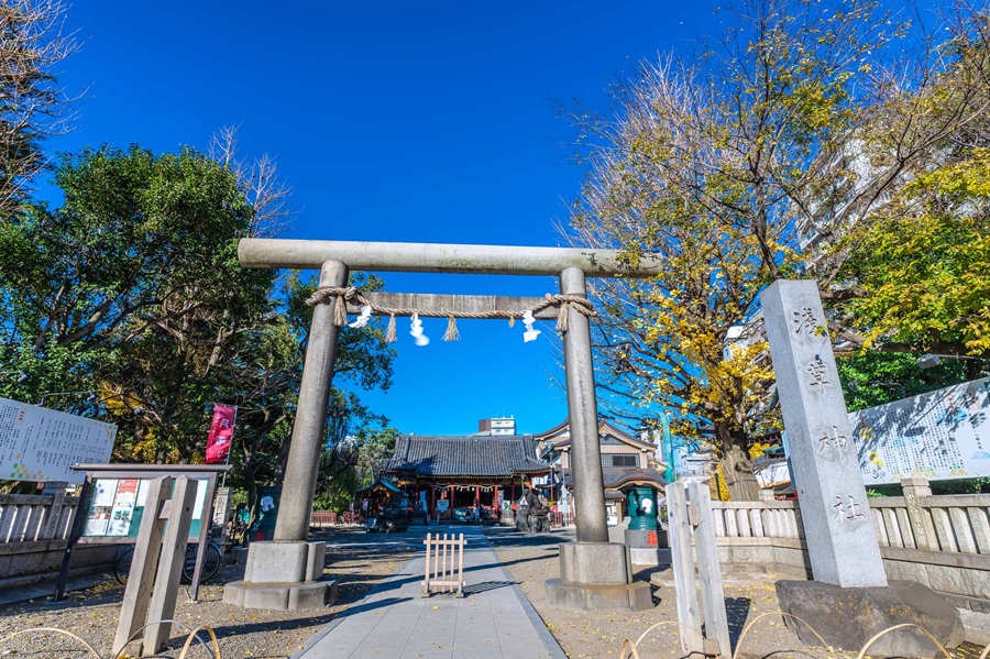 浅草神社は浅草寺のすぐ隣に位置しており、浅草観光の際に立ち寄りやすいのも魅力です。歴史ある社殿と落ち着いた境内の雰囲気の中で、ゆっくりと参拝や散策を楽しむことができます。