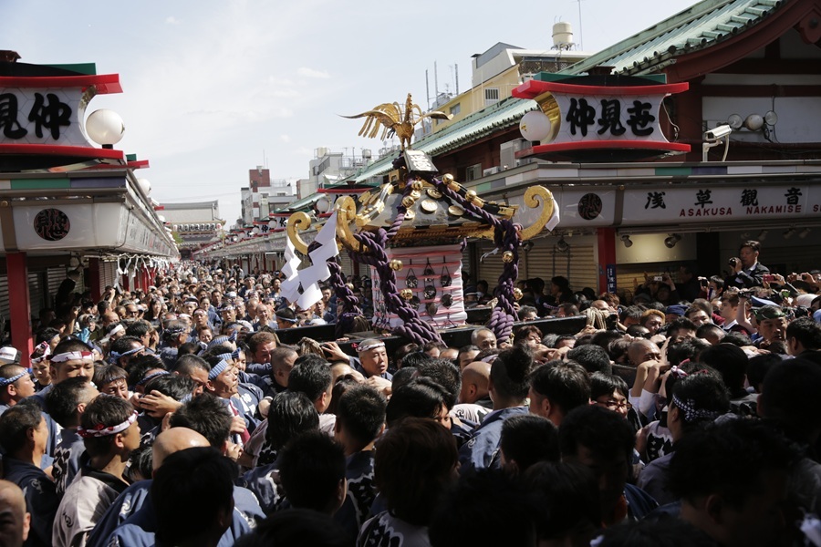 浅草神社は、毎年5月に開催される三社祭で知られています。威勢の良い神輿が浅草の街を練り歩くこのお祭りは、江戸の伝統と活気を体感できる東京を代表する祭りのひとつです。