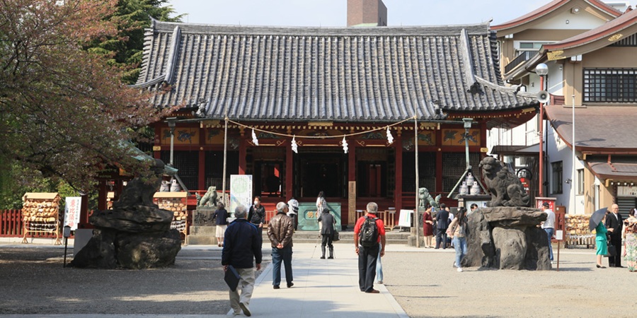 浅草神社は、浅草の町の発祥に関わる三人を祀る歴史ある神社で、江戸時代から地域の守り神として大切にされてきました。隣接する浅草寺とともに、浅草を代表する文化・歴史スポットとして多くの参拝者が訪れます。