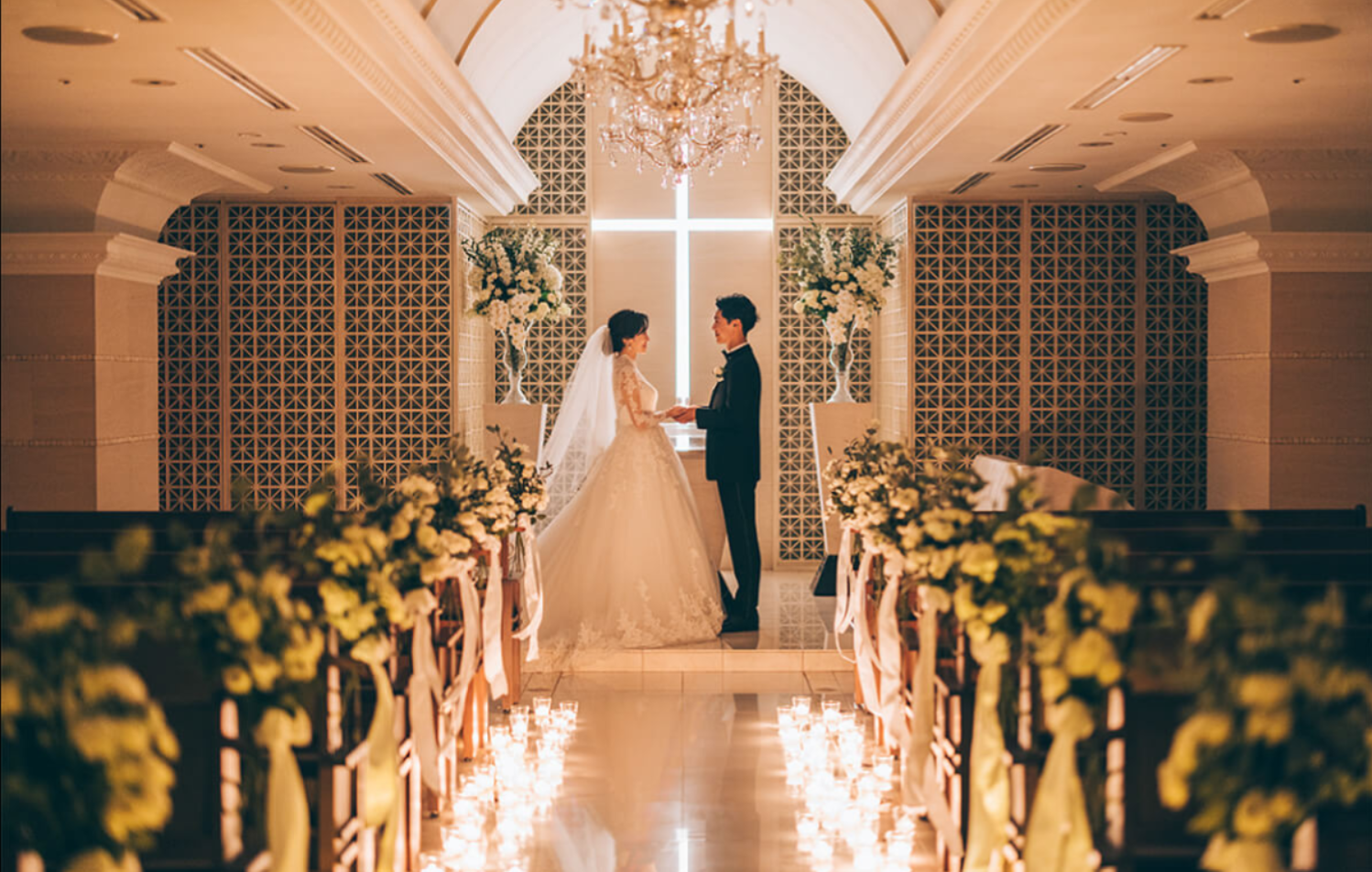 繊細なディテールとシャンデリアのやわらかな光に包まれた優雅なチャペル。 総御影石の床に施した光のラインと白木のぬくもりが融合した美しい神殿。 おふたりの永遠の誓いを捧げるにふさわしい上質感漂うウェディングステージです。