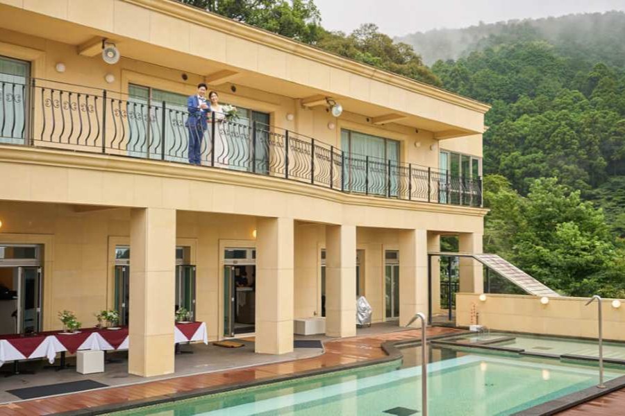 【一棟貸切の完全プライベートウェディング】熱海スパ＆リゾートは“1棟まるごと貸切”が最大の特徴。 他の利用者を気にせず、まるで自分たちの別荘に招くように自由なウェディングが叶います。 プールサイド・レストラン・テラス・ロビーフロアなどをすべて好きなように使える点も魅力です。