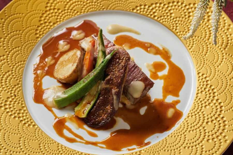 【本格フレンチと地元食材でおもてなし】披露宴では、土地の食材を生かした本格フレンチが提供され、ゲスト満足度が高いと好評。 開放的なデッキや室内でのパーティーに合わせ、フルコースはもちろんビュッフェスタイルにも対応でき、 オーシャンビューの中で楽しむ食事は特別感たっぷりです。