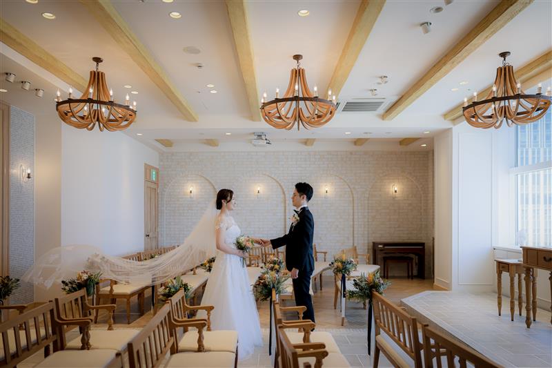 ナチュラルなチャペルで結婚式を。シャンデリアも木目調で、温かみのあるチャペル。