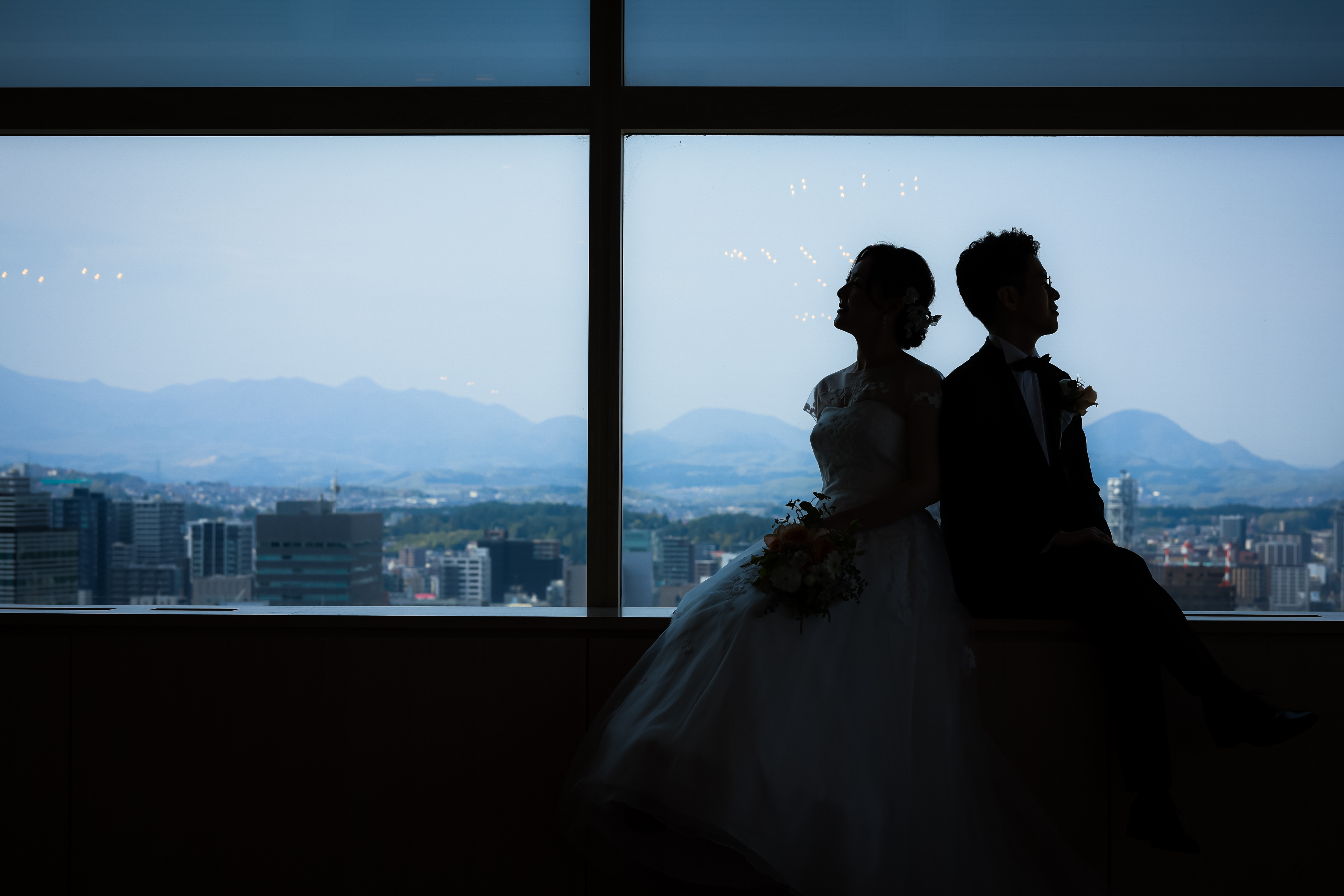 披露宴会場からも仙台の景色を一望できます。披露宴は、少人数から大人数までご案内が可能なので、安心して相談を。