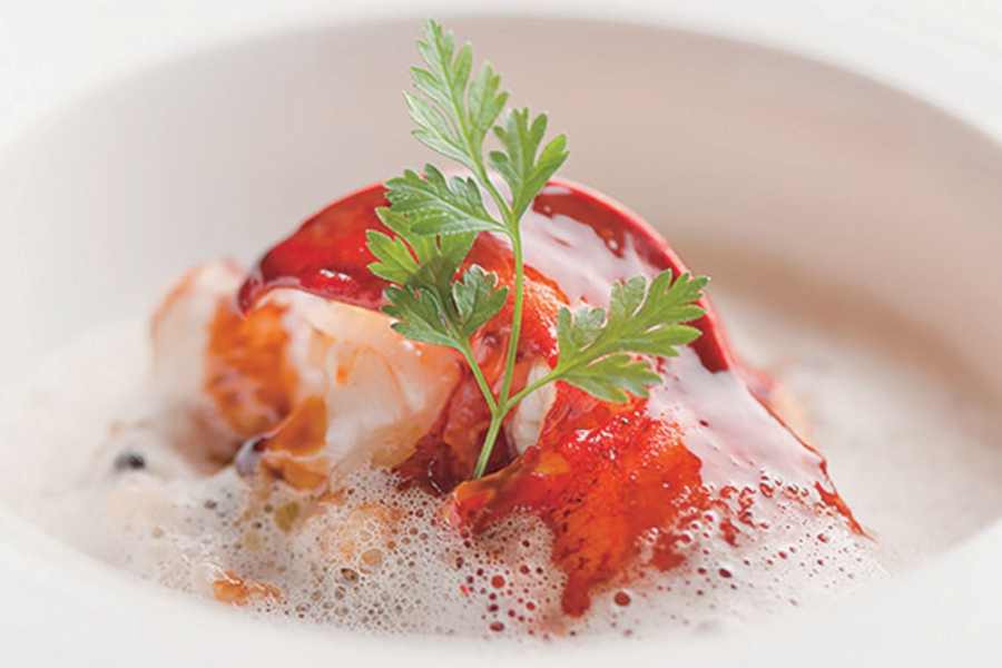 【世界が認めた“三ツ星クオリティ”を札幌で味わう本格フレンチ婚】フランス・アルザスで 50年以上三ツ星を守り続ける名店「オーベルジュ・ド・リル」 の唯一の札幌店として誕生した会場。 北海道ならではの豊かな食材を使い、ミシュランガイド北海道2017特別版にも掲載された確かな美食でゲストをもてなすことができます。“記憶に残る料理” を重視するカップルに最も選ばれる美食ウェディングです。