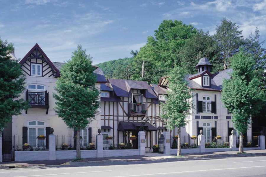 【 円山公園の緑に包まれる一軒家レストランを“丸ごと貸切”できる贅沢空間】円山公園駅徒歩3分、緑に囲まれたクラシカル洋館を 一軒家貸切で使える のがオーベルジュ・ド・リルの大きな魅力。「アンティークの調度品が並ぶ非日常空間」「スワロフスキーが煌めくダイニング」「緑と噴水に包まれたプライベートガーデン 」映画のワンシーンのような写真が撮れると評判。