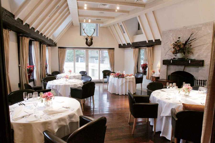 【サービス・空間・料理が三位一体。“招待されたい結婚式”が叶う特別なおもてなし】オーベルジュ・ド・リルは、 「ひらまつ」グループが誇る 一流のサービス体制 が整っており、 ゲスト満足度の高さは口コミでも常に高評価。料理へのこだわり・スタッフの丁寧な応対・美しい邸宅での快適な過ごし方  “行ってみたかったレストランでの結婚式” という特別感そのものが、 ゲストへのおもてなしになるため、 「料理重視」「上質なレストラン婚」「招待されて嬉しい会場」が叶えられます。