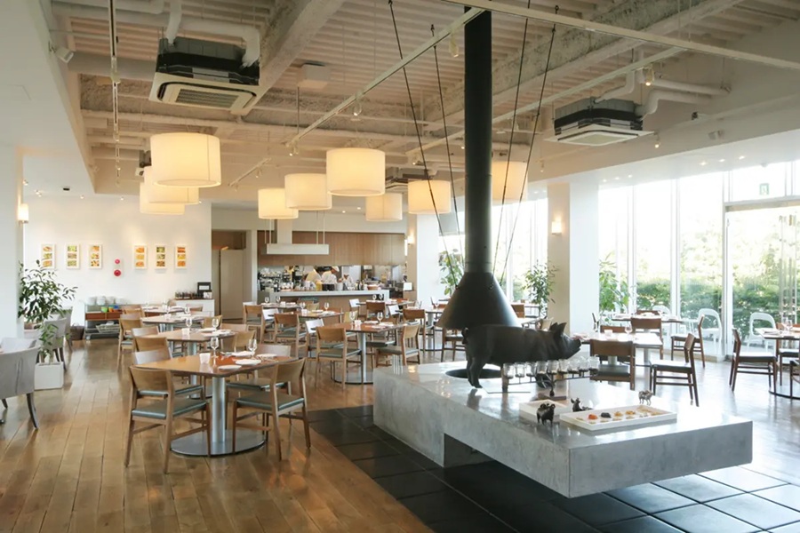 天井が高く、ガラス張りの開放的な一軒家レストラン