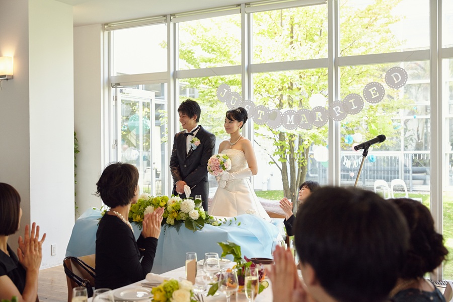 都心からのアクセスも1時間程度、小高い丘の上にあり四季を感じることのできる緑豊かなロケーション。太陽のに日差しがさんさんと降り注ぐ明るい店内。