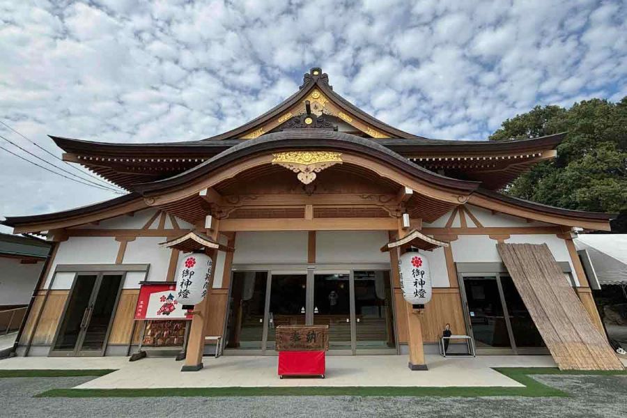 森に包まれた静かで神秘的な雰囲気の粟嶋神社。