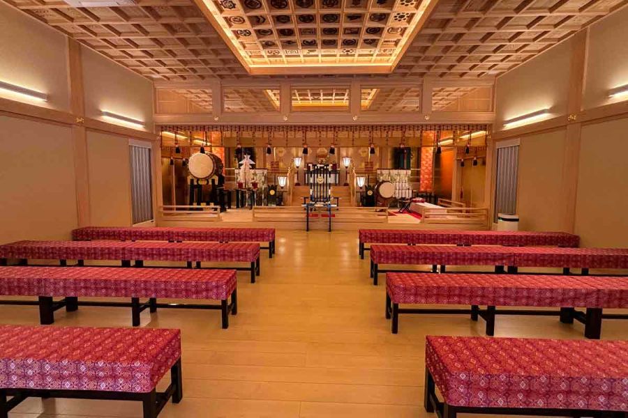 境内の縄や御札が写った、神社の祈りの場を象徴する写真。