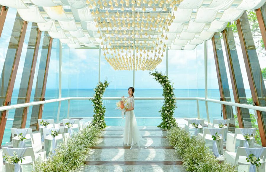 映画のワンシーンのような“白亜のバージンロード × サンセット”