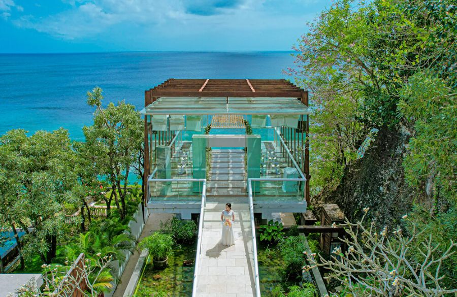 180度オーシャンビュー！崖の上に佇む“天空ガラスチャペル”