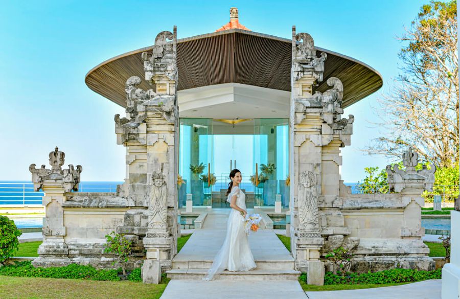 180°オーシャンビュー！崖の上に立つ“絶景チャペル”