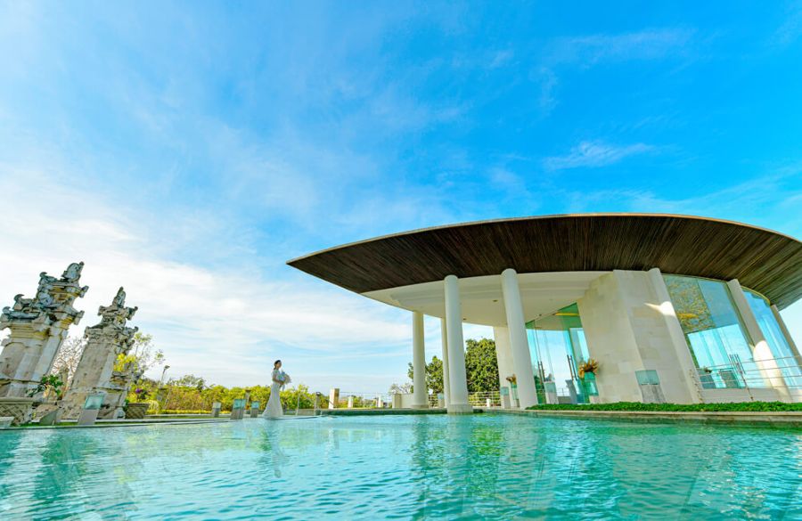 ガラス張り × ホワイト × 大理石の上質デザイン