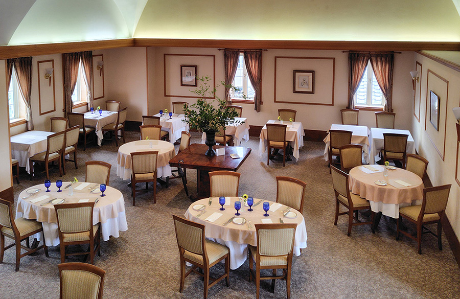 会場は開放感あふれるアーチ天井と柔らかな自然光に包まれ、上質さの中にほどよいアットホームさが漂う特別な空間♡ゆったりと配置されたテーブルや、落ち着いたクラシックインテリアが心地よい時間を演出します♪ご家族や大切な方と心くつろぐ空間で大切なウェディングのひとときを。