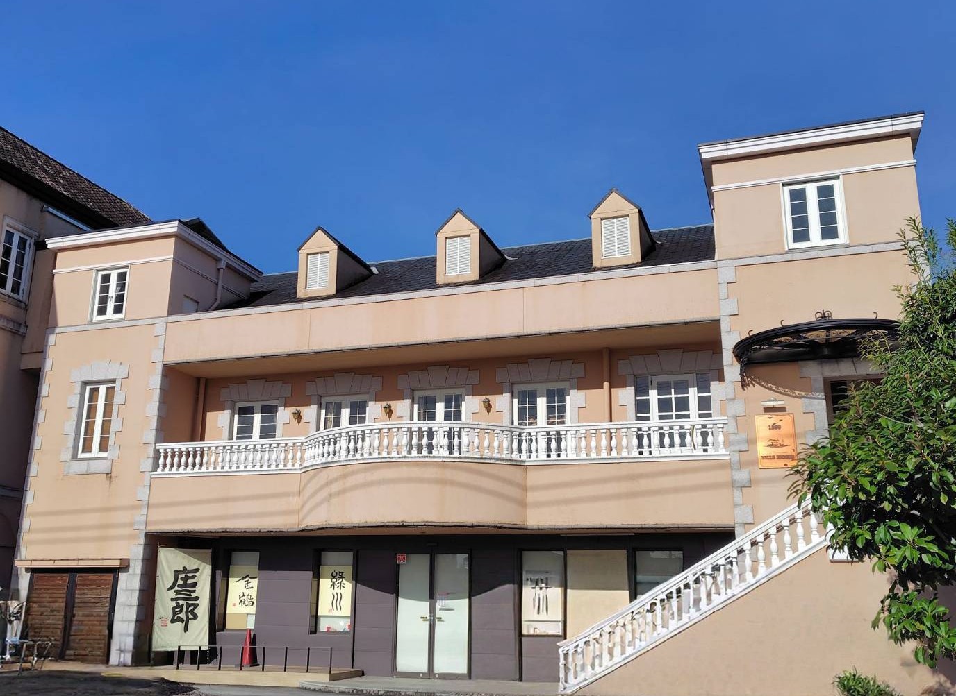 南フランスの邸宅を思わせるクラシックで優雅な外観♪その非日常感あふれる佇まいと、季節の恵みを生かした美食で皆さまをお迎えする 「ベル・エポック」。宮崎サロン、宮崎神宮から車で約3分、宮崎駅からも車で約10分という ゲストも訪れやすい立地で、 遠方からのご参列にも安心してご利用いただけます♪