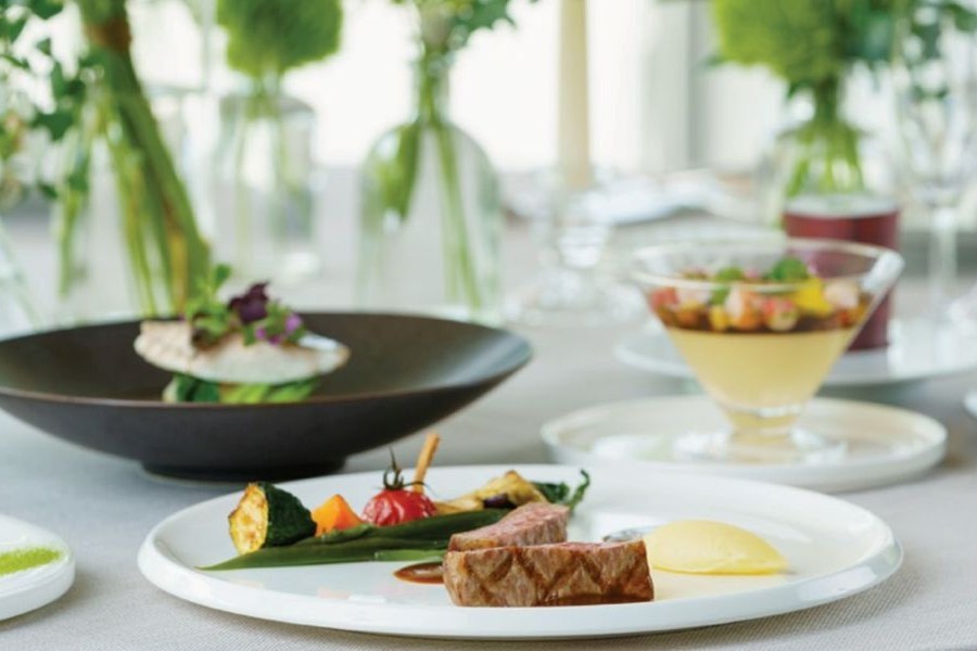 ゲストとの楽しいお時間を彩るお料理 シェフがこだわって選ぶ食材は、季節や気温によって調理方法を変えながら想い出の一品に。