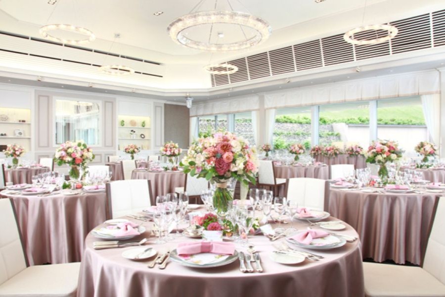 自然光で明るく、開放的な会場で叶える披露宴 虹色に光るティアラを模したシャンデリアのもと、ゲストとの特別な時間に。