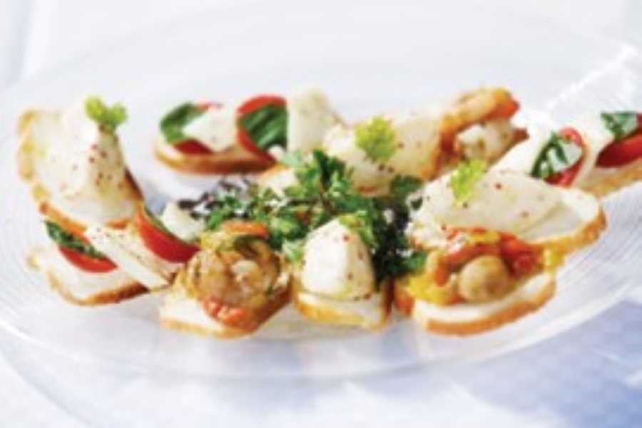 伝統的なフレンチの味を守りつつ、国産の旬な食材を新しい発想で仕上げた料理は業界でも高く評価されています。