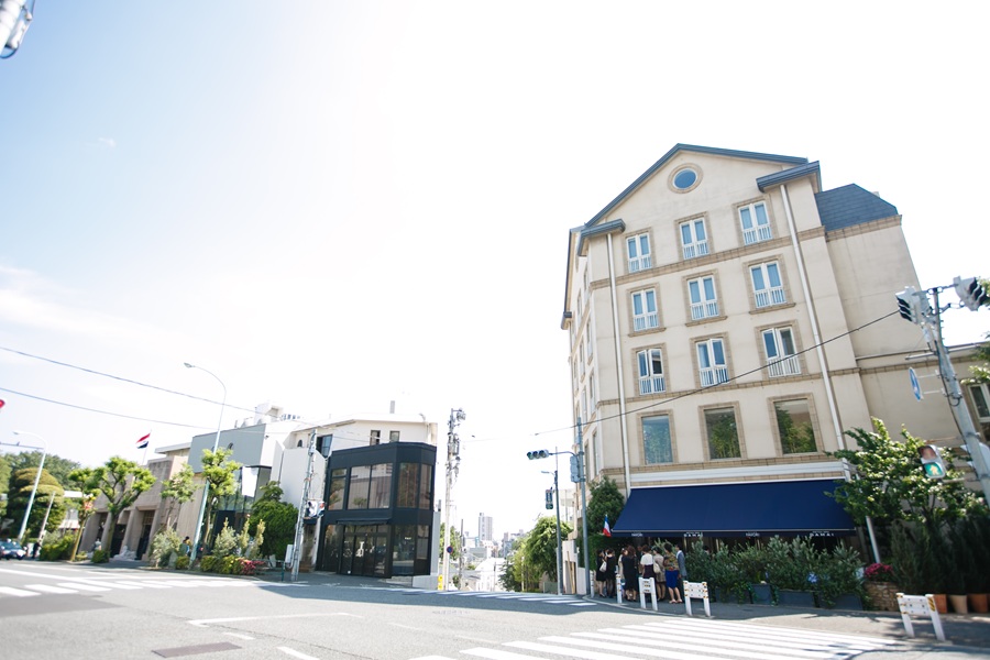 旧山の手通り沿いの閑静な街並の中、フランスの邸宅をイメージして建てられたノスタルジックな佇まいが自慢です。