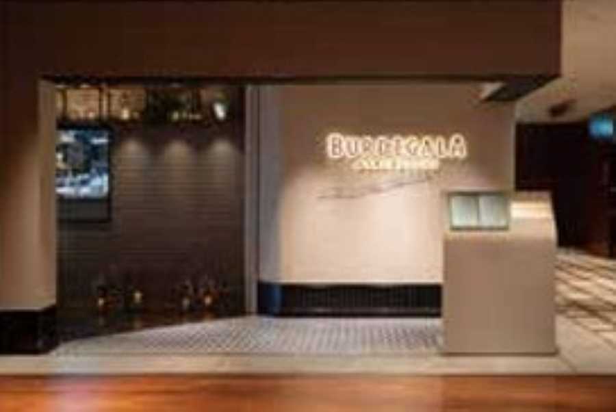 全国から集まるゲストの為、アクセル抜群な東京駅。自然光が差し込む大きな窓から、東京駅舎を望む。この贅沢な空間を貸し切ってのプライベートウェディング。大切な方たちとのゆっくり語らう時間を演出します。