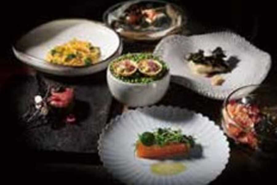 料理はシェフ根井が4日間かけて創るスペシャリテ「厚切りサーモンの燻製」をはじめフレンチの枠を超え、日本、イタリア、モロッコや他アジア諸国など世界各地の食材や調理技法を掛け合わせます。