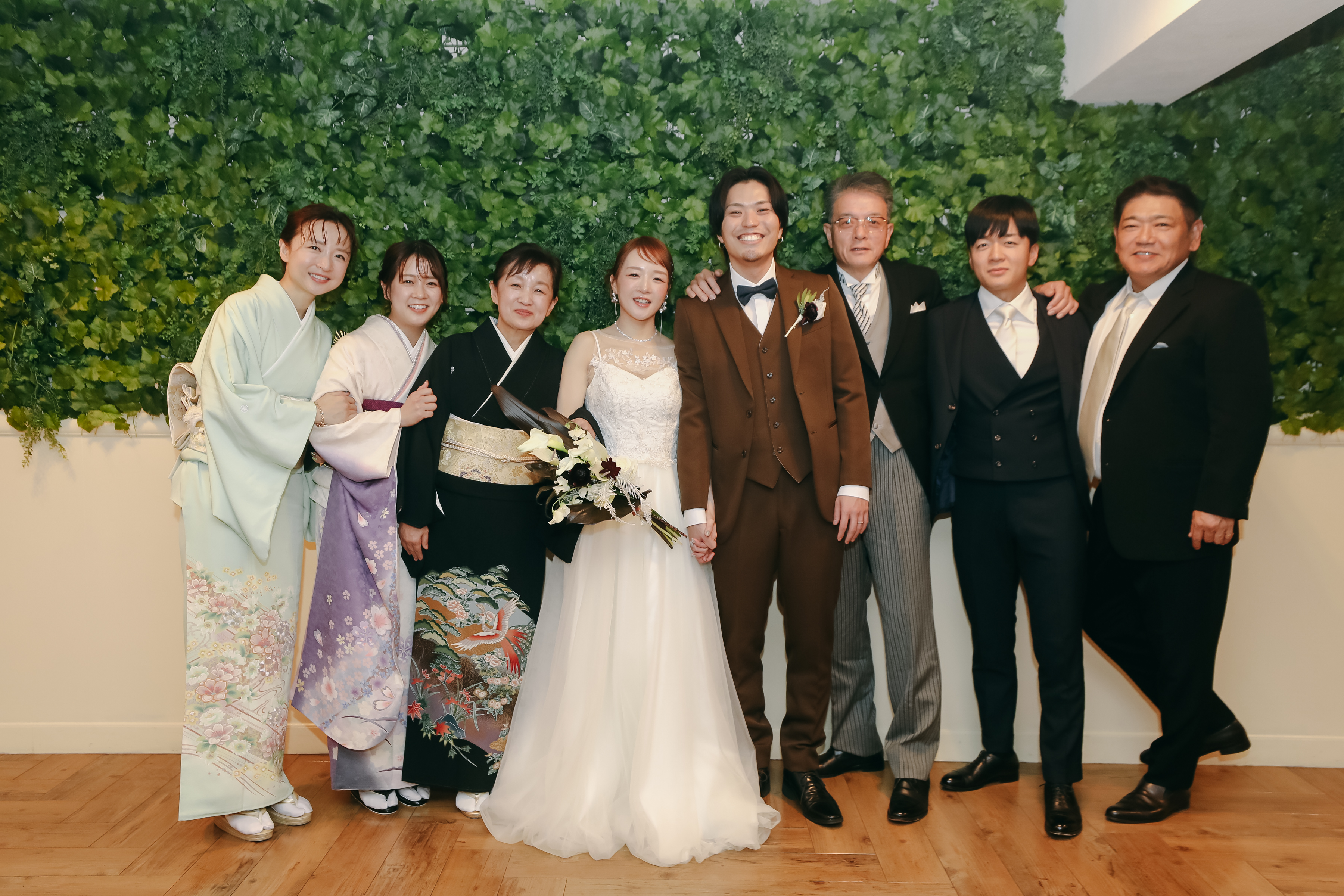 パーティー会場でゲストと