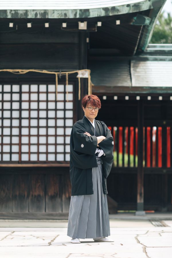今治城内鎮座 吹揚神社で挙げられたお客様の結婚式写真　境内で写真を撮る紋付袴姿の新郎様