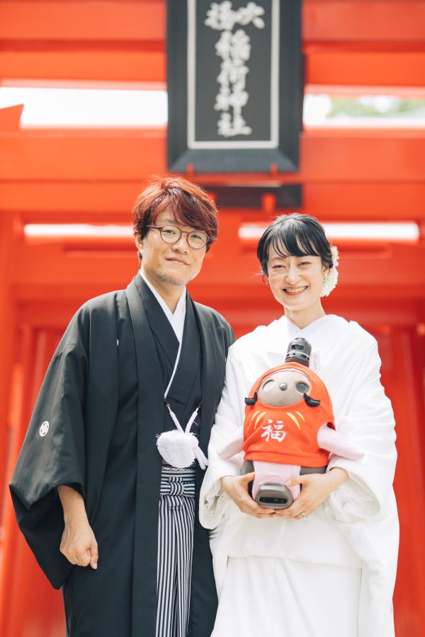 今治城内鎮座 吹揚神社で挙げられたお客様の結婚式写真　LOVOTと一緒に写真を撮る紋付袴姿の新郎様と白無垢姿の新婦様