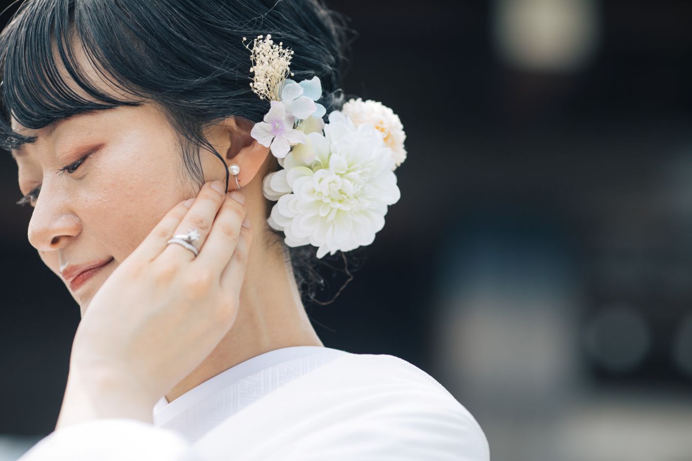 今治城内鎮座 吹揚神社で挙げられたお客様の結婚式写真　和装の髪型に合わせて選んだ飾りやパールのイヤリング