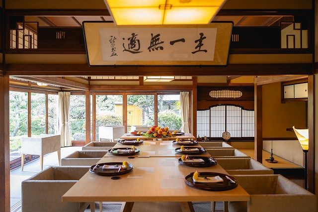 道後うめ乃や　10名様専用会場　窓から差し込む自然光と美しいお庭に注目
