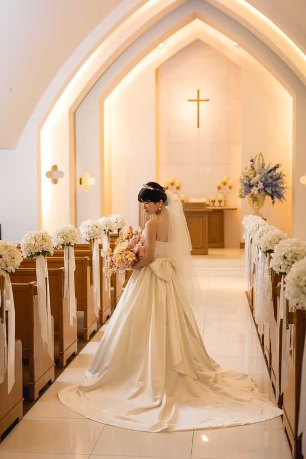ANAクラウンプラザホテル松山でご結婚式を挙げられたお客様の写真　バックショットも美しいブーケを持ったウェディングドレス姿の新婦様