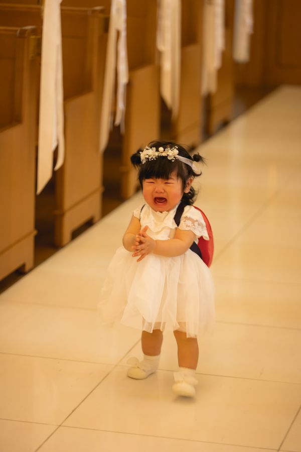 ANAクラウンプラザホテル松山でご結婚式を挙げられたお客様の写真　リングガールを務めたお子様お昼寝から起きてご機嫌斜め